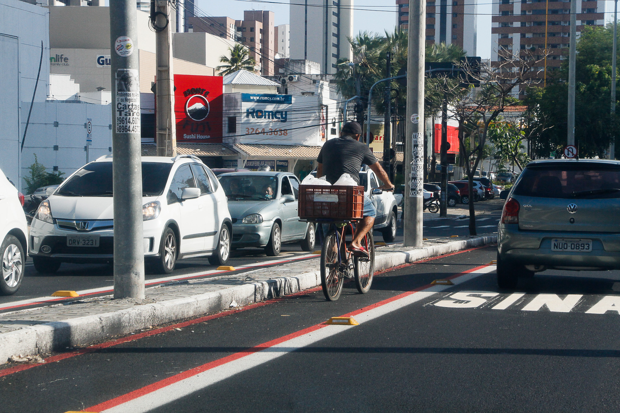 ciclista passa por ciclofaixa